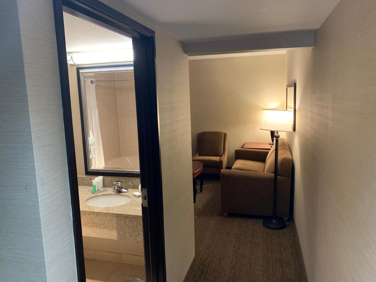Radisson Hotel Detroit-Farmington Hills Dış mekan fotoğraf