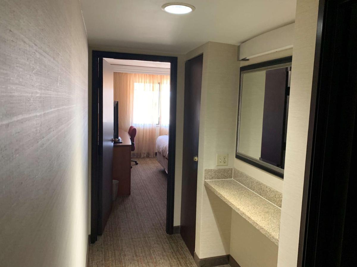 Radisson Hotel Detroit-Farmington Hills Dış mekan fotoğraf